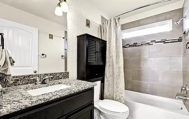 4 bed, 2.5 bath, 2273 sqft, $2,400 — Photo 4