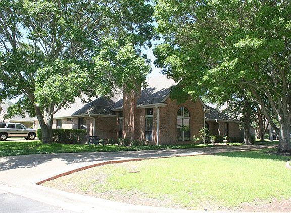 Curb appeal corner lot!