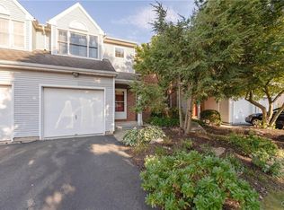 7767 Cross Creek Cir, Breinigsville, PA 18031