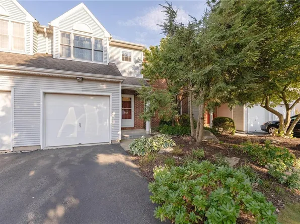 7767 Cross Creek Cir, Breinigsville, PA 18031