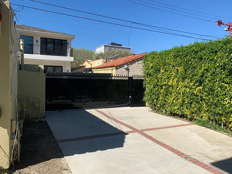 145 S La Peer Dr — Photo 19