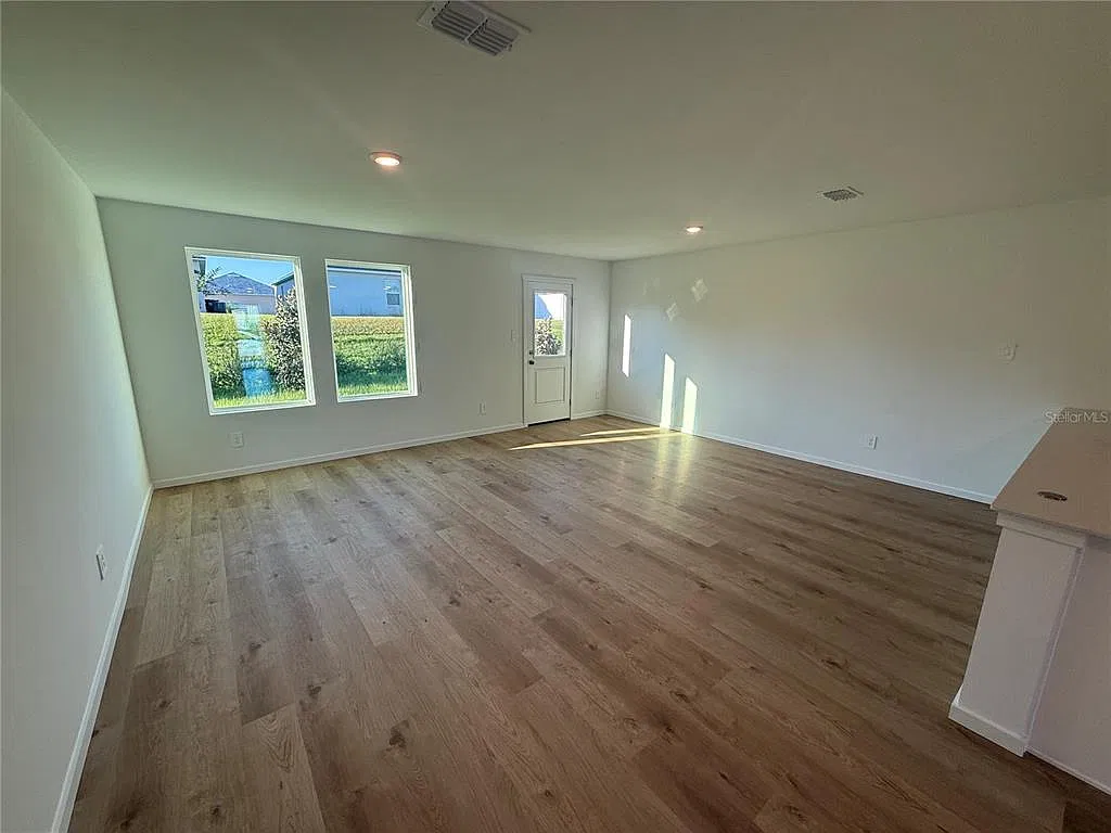 3 bed, 2.5 bath, 1386 sqft, $1,900 — Photo 4