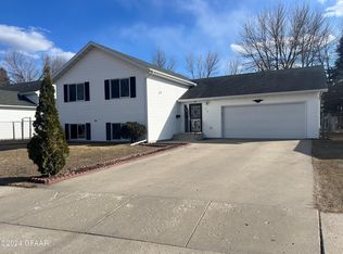 418 Burdick Ct, Grand Forks, ND 58203