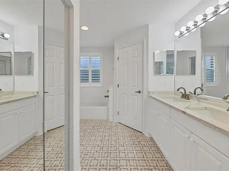 7269 Fountain Palm Cir — Photo 16