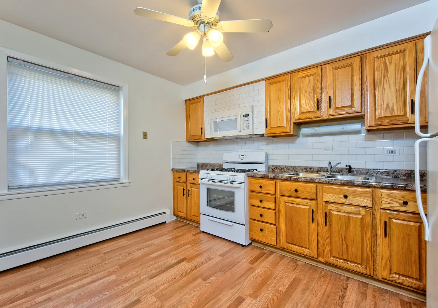 Beautiful 1 Bed/1 Bath In The Heart Of Des Plaines With Free Heat/Parking....Must See!! — Photo 2