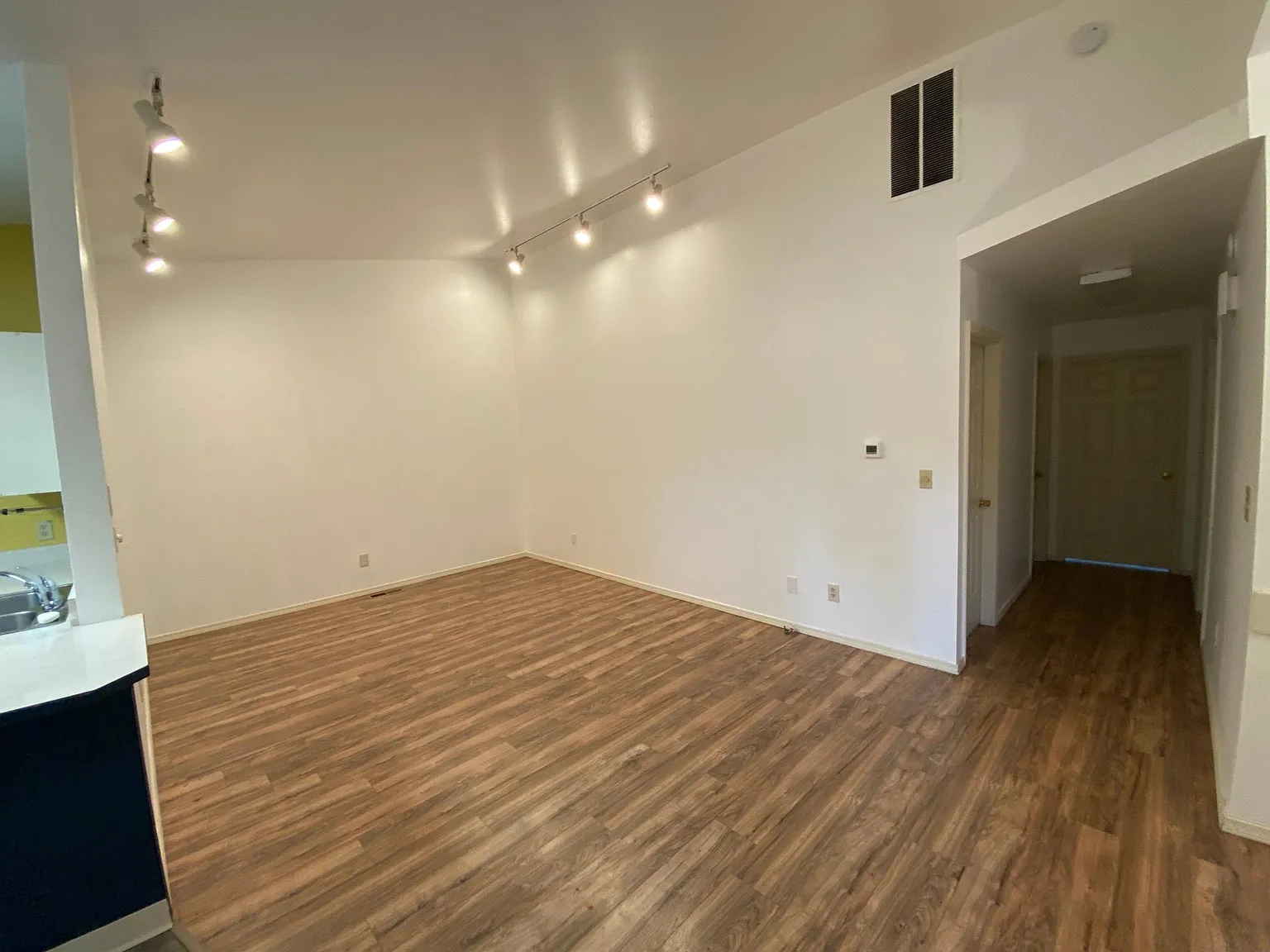 622 N Township St — Photo 3