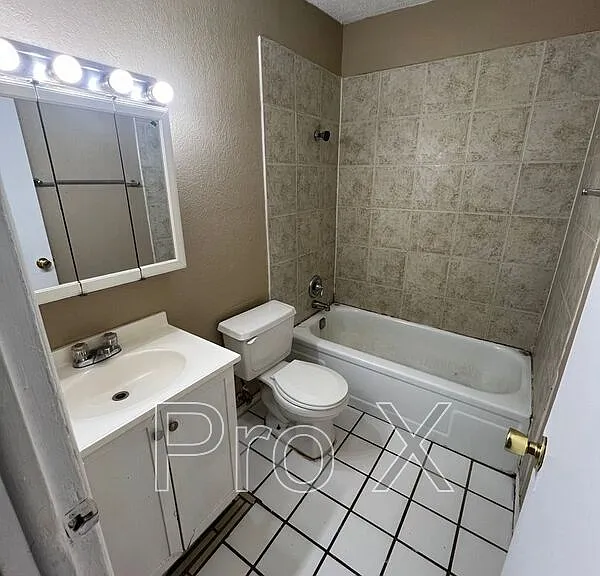 1042 W Hendrix St — Photo 2