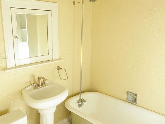 Clawfoot Tub w/ Shower Halo