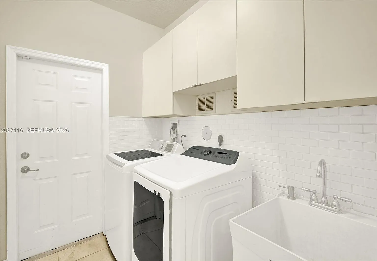 5 bed, 4.5 bath, 3636 sqft, $6,800 — Photo 1