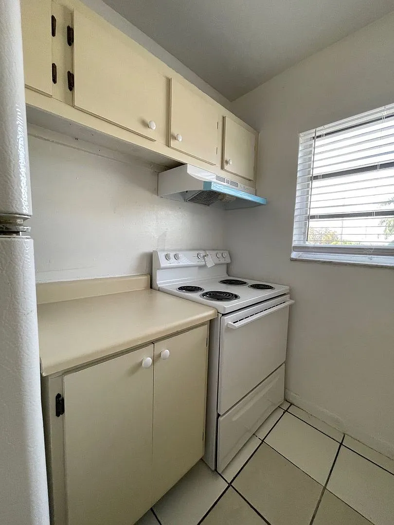 2306 NW 9 Ave — Photo 3
