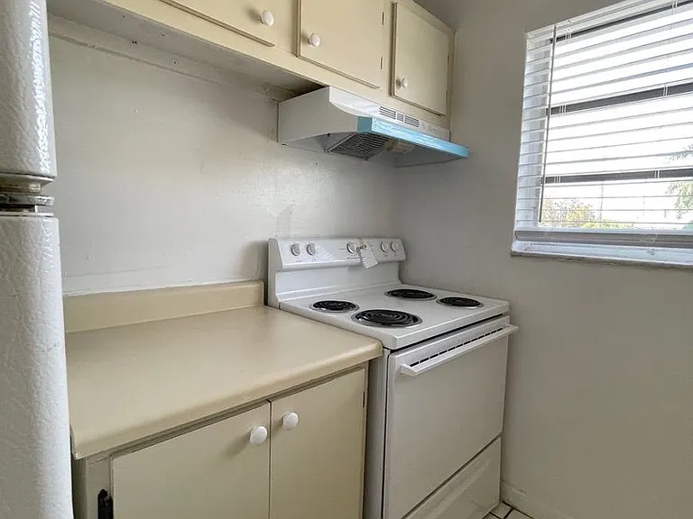 2306 NW 9th Ave — Photo 3