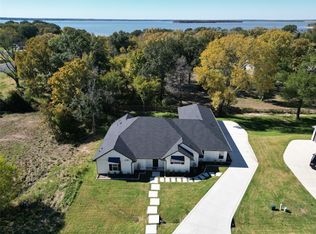 208 Splitrail Dr, Mabank, TX 75143