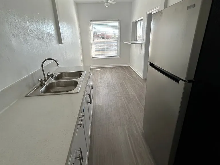 138 S Berendo St — Photo 8