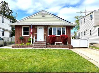 34 Colonial Ave, Mineola, NY 11501