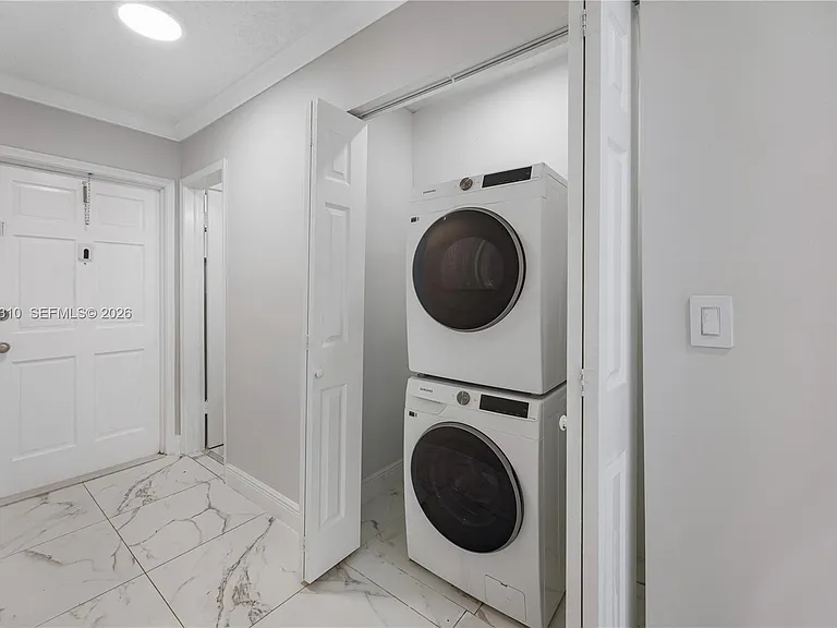 5450 Hollywood Blvd #203 — Photo 8