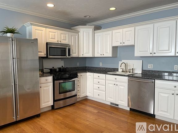 4th image of 372 Washington St Unit A