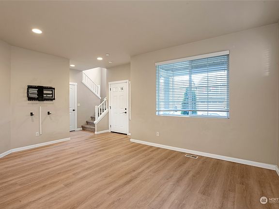 3rd image of 519 Meadowwood Drive SW