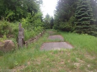 10902 Grand River Dr SE, Lowell, MI 49331