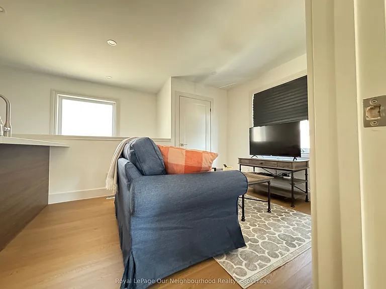 26 Cardrew St #COACH — Photo 7