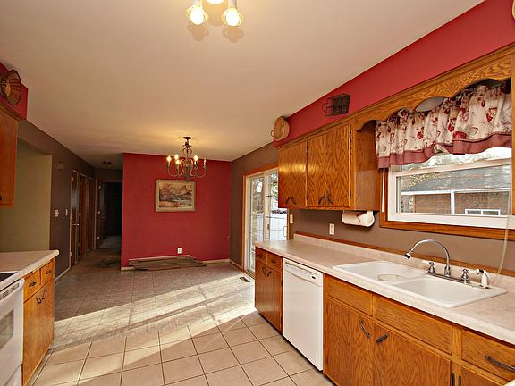 3rd image of 425 Lake St NE