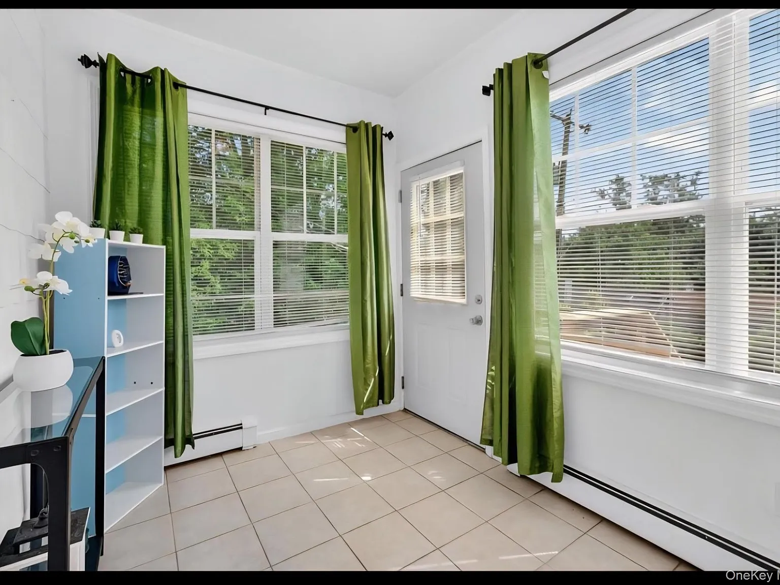 3 bed, 1.0 bath, 896 sqft, $2,995 — Photo 2