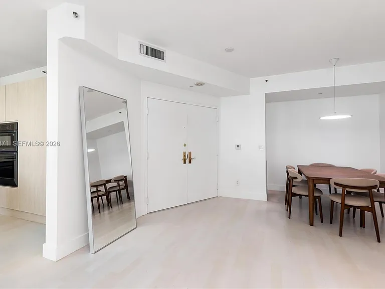 300 S Pointe Dr #907 — Photo 8