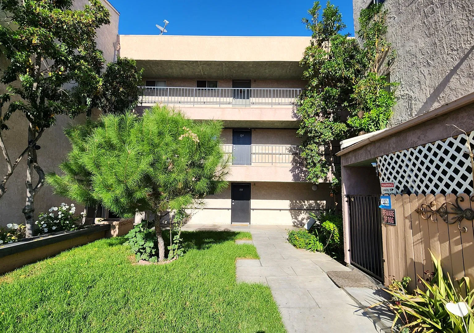 Arleta Apartments — Photo 2
