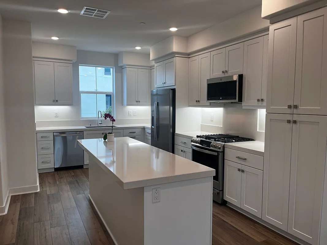 2 bed, 2.5 bath, 1263 sqft, $4,250 — Photo 3