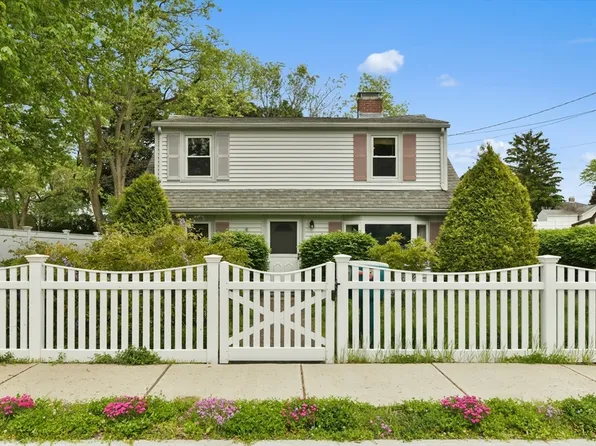 35 Alandale Pkwy, Norwood, MA 02062