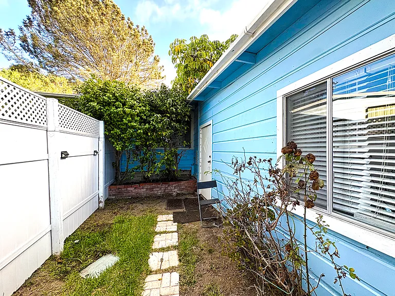 2137 Torrey Pines Rd — Photo 4