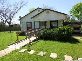 1505 5th St, Floresville, TX 78114