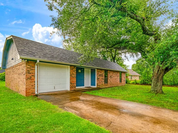 350 Town East Dr, Paris, TX 75462