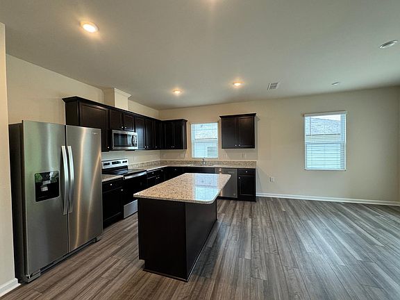 3rd image of 512 Campbell Rdg
