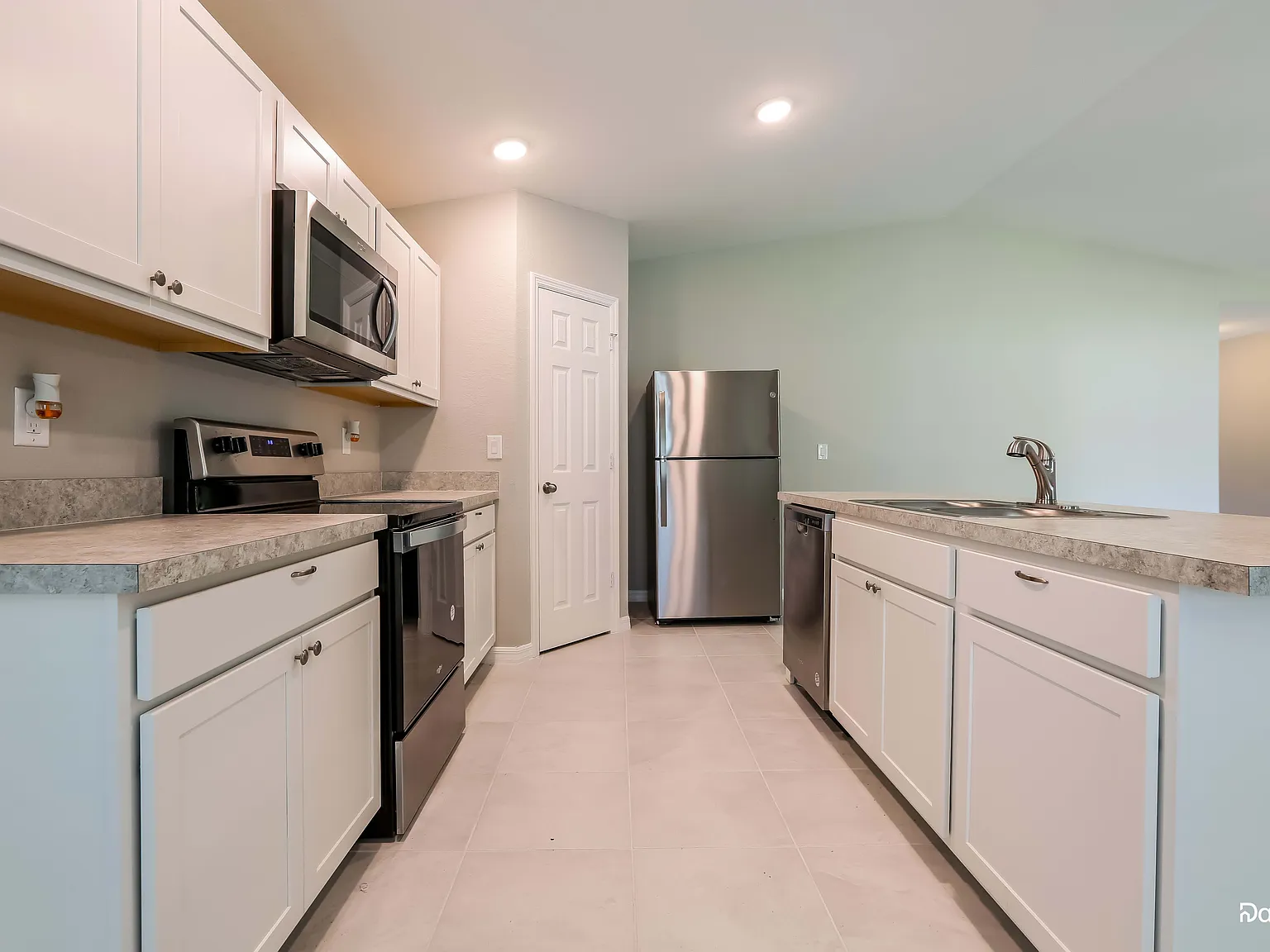 4 bed, 2.0 bath, 1810 sqft, $2,145 — Photo 2
