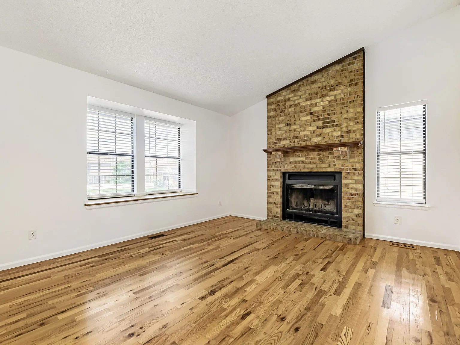 3 bed, 2080 sqft, $2,950 — Photo 3