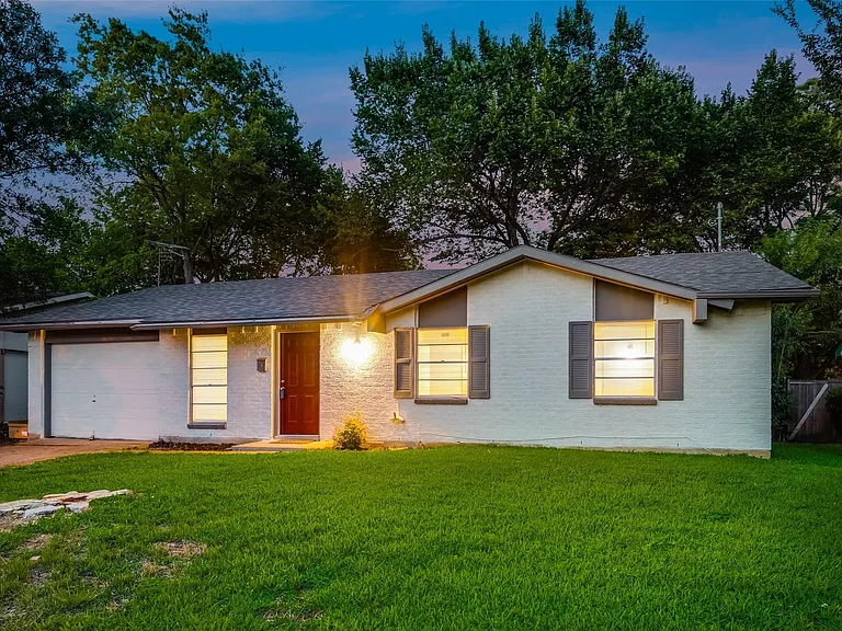 1049 Eastwood Dr — Photo 1