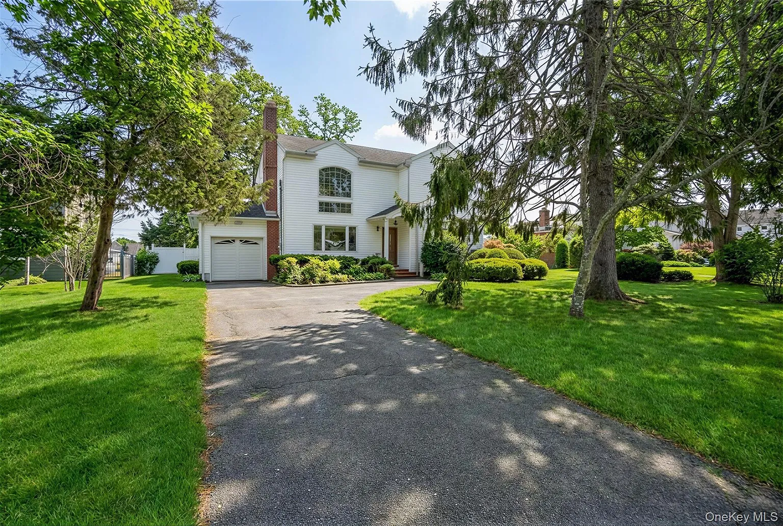 53 Hewitt Boulevard photo 1