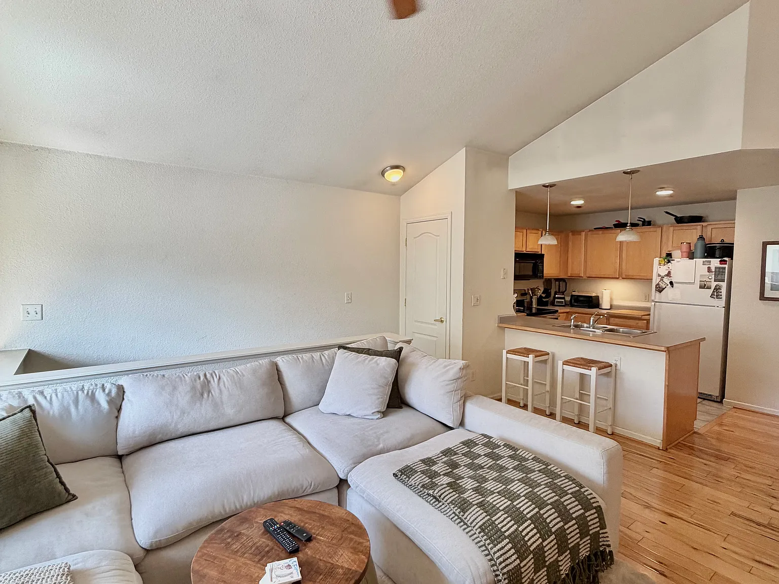2 bed, 993 sqft, $3,150 — Photo 4