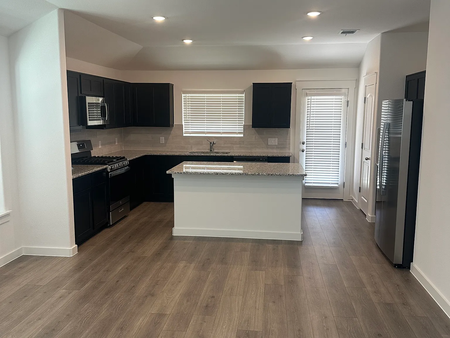 3 bed, 2093 sqft, $2,500 — Photo 4