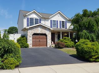 2042 Valley View Dr, Quakertown, PA 18951