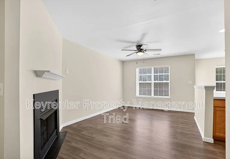 805 Creek Crossing Trl — Photo 3