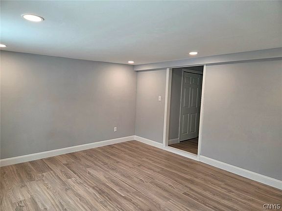 5th image of 702 Jervis Ave