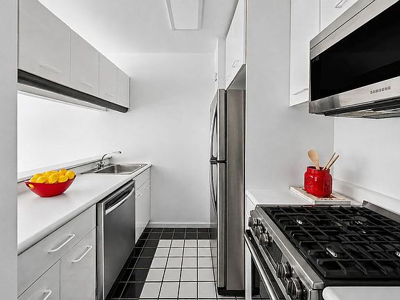 4th image of 2373 Broadway APT 1009