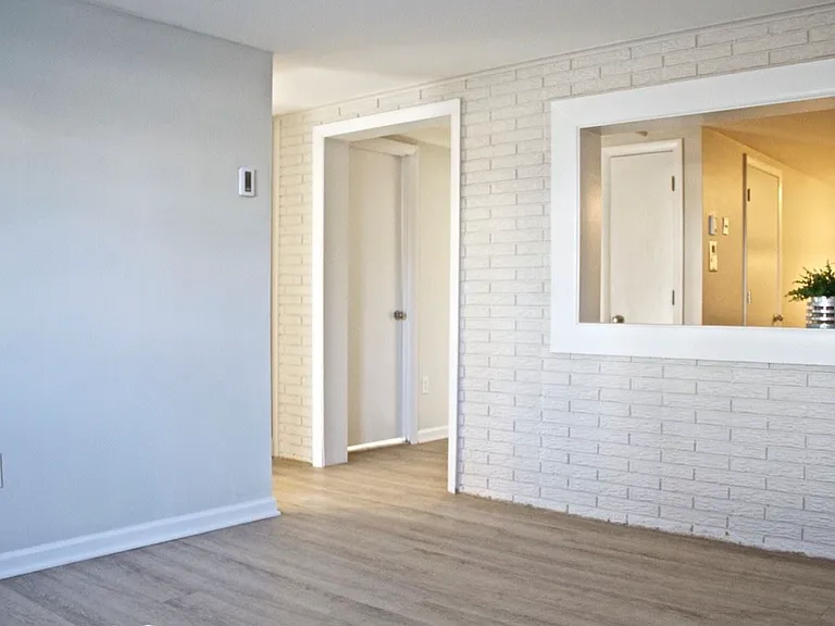 1370 Smith St — Photo 2