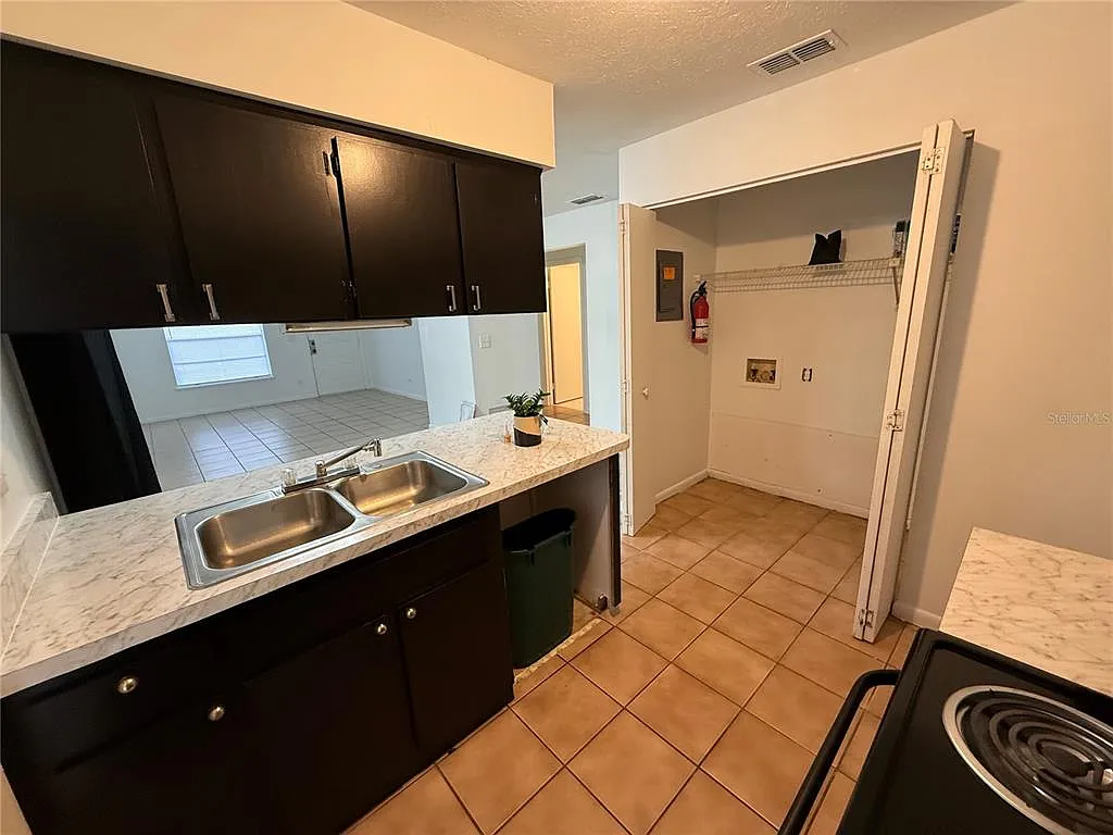 2 bed, 1.0 bath, 1734 sqft, $1,100 — Photo 3