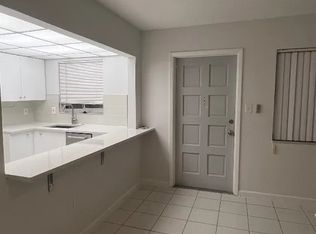 121 104th Ave APT 4, Saint Petersburg, FL 33706
