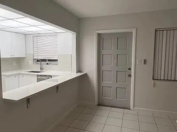121 104th Ave APT 4, Saint Petersburg, FL 33706