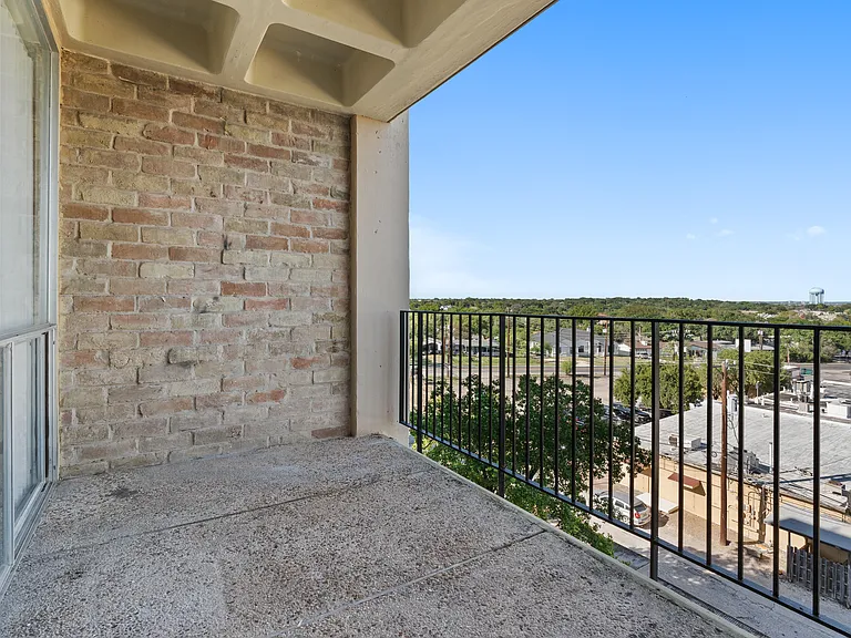 Four Oaks Apartments — Photo 39