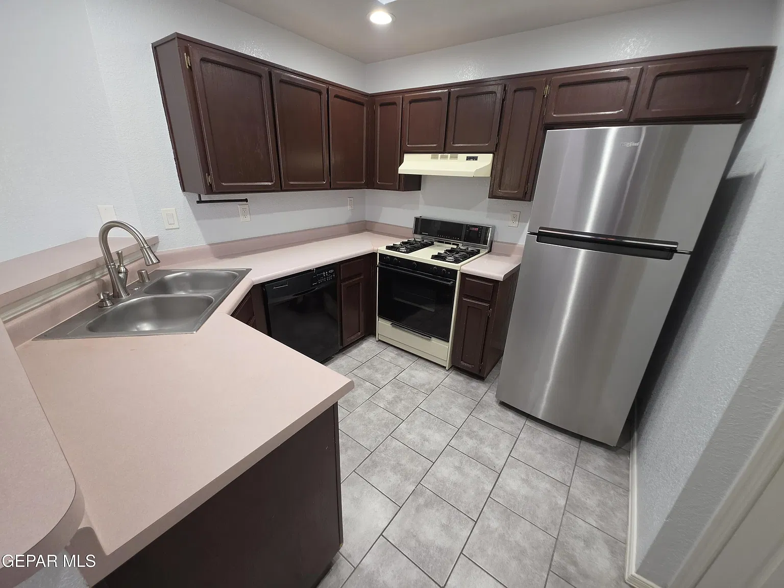 3 bed, 2.0 bath, 1055 sqft, $1,450 — Photo 2
