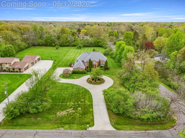 30060 Bristol Ln, Bingham Farms, MI 48025
